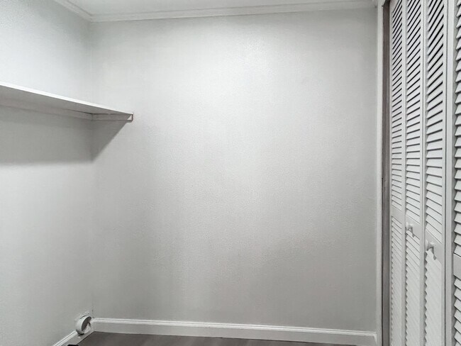 Building Photo - Move-In Ready Home Near Canyon Lake – Fresh Interior, Deck & Detached Garage