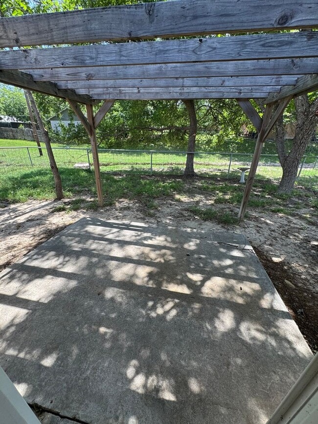 Building Photo - 3/1.5 Brick Home in West Lampasas