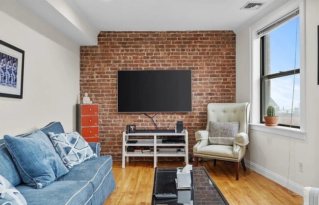 Building Photo - Bright & Spacious Unit with Natural Light