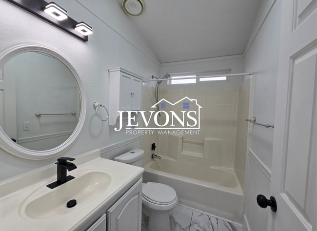 Building Photo - Comfortable Selah Residence with Open Living Space and Easy Commuter Access