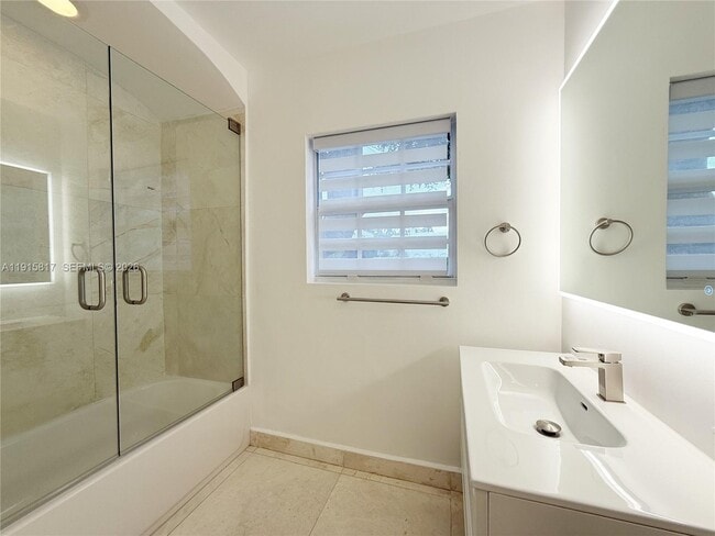 Building Photo - 5835 La Gorce Dr