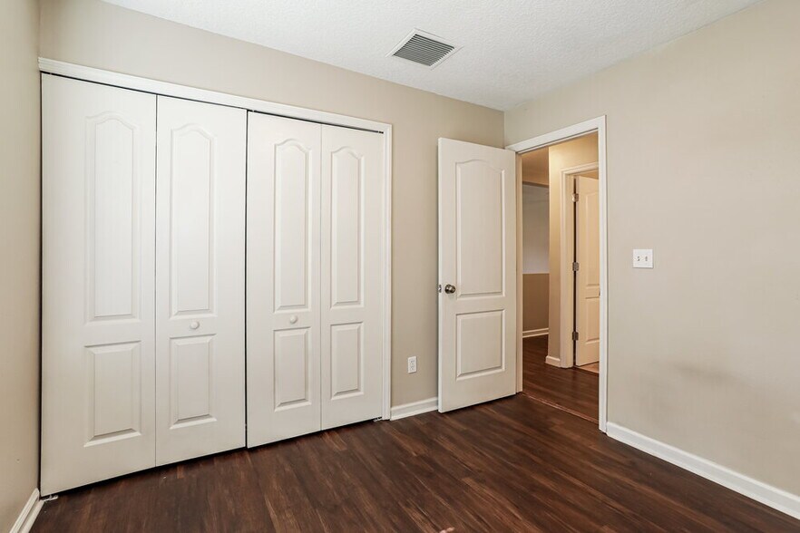Building Photo - 7068 Beekman Lake Dr