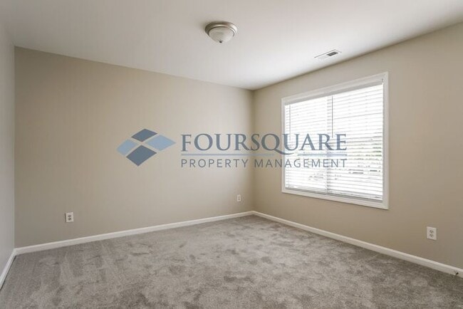 Building Photo - Townhome | Master Bedroom Walk-in Closet |...