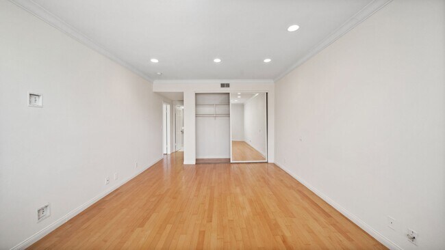 Building Photo - 2 bedroom 2.5 bathroom