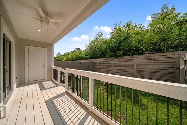 Building Photo - Stunning 2BE/2.5BA townhome next to Percy ...