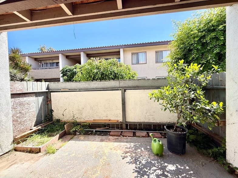 Building Photo - 2521 W Sunflower Ave