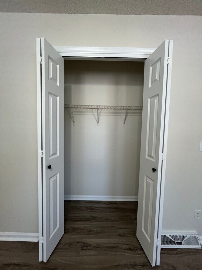Building Photo - Charming 2 Bedroom Townhouse
