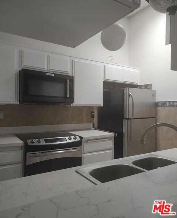 Building Photo - 18433 Hatteras St