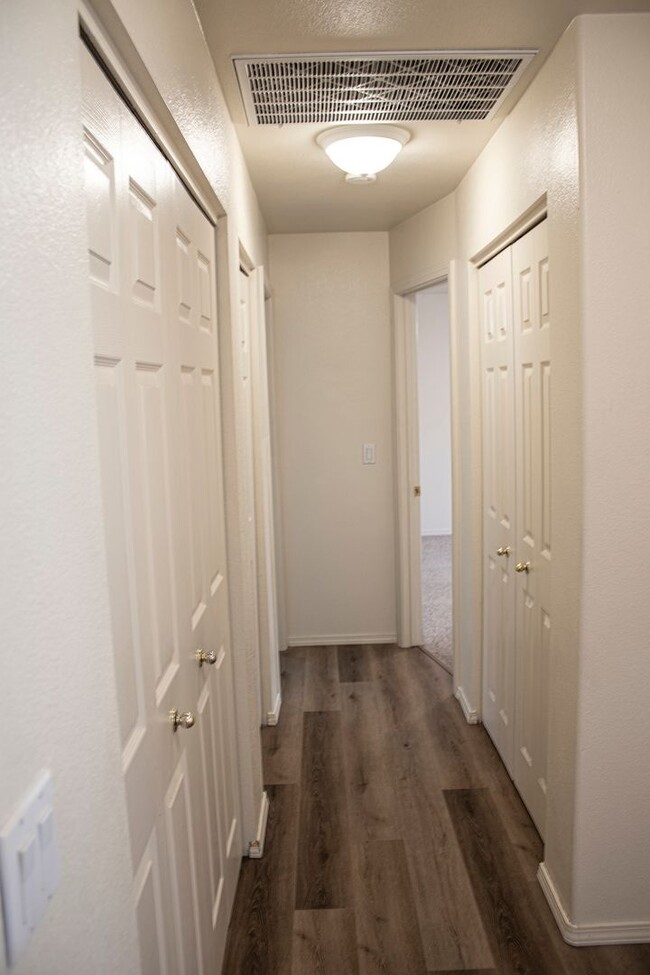 Building Photo - 3 Bed, 2 Bath, Huge Fenced Back Yard, 2-Car Garage in Wingfield Springs