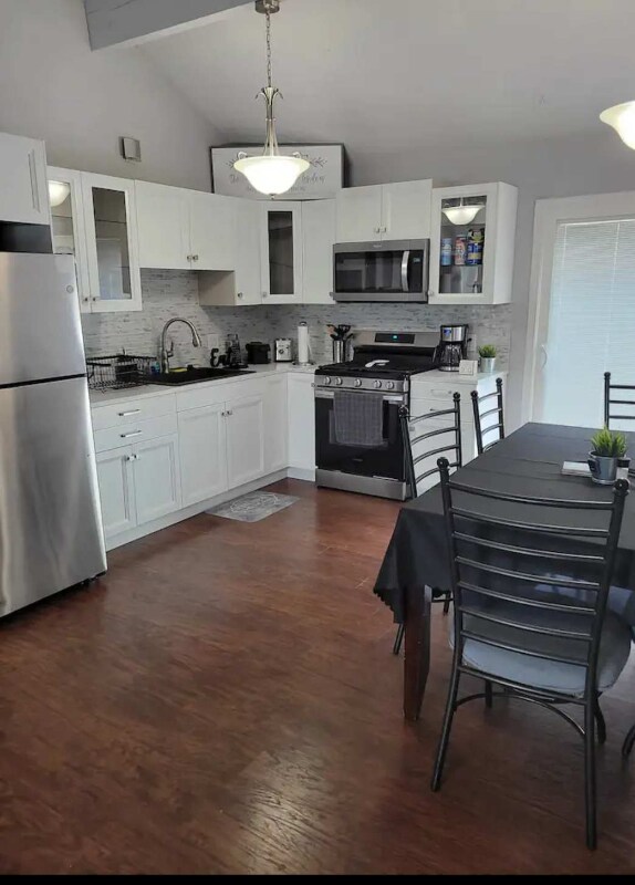 Building Photo - 4005 Hedges Ave