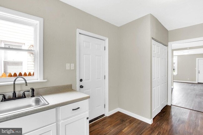 Building Photo - 3 Bedroom Home with High Ceilings & Natural Light!