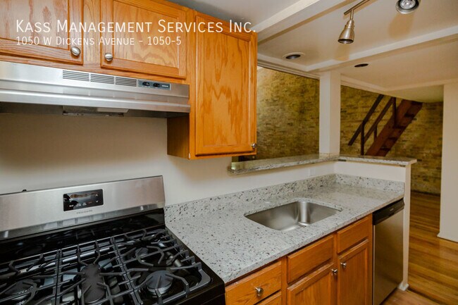 Building Photo - 1050 W Dickens Ave