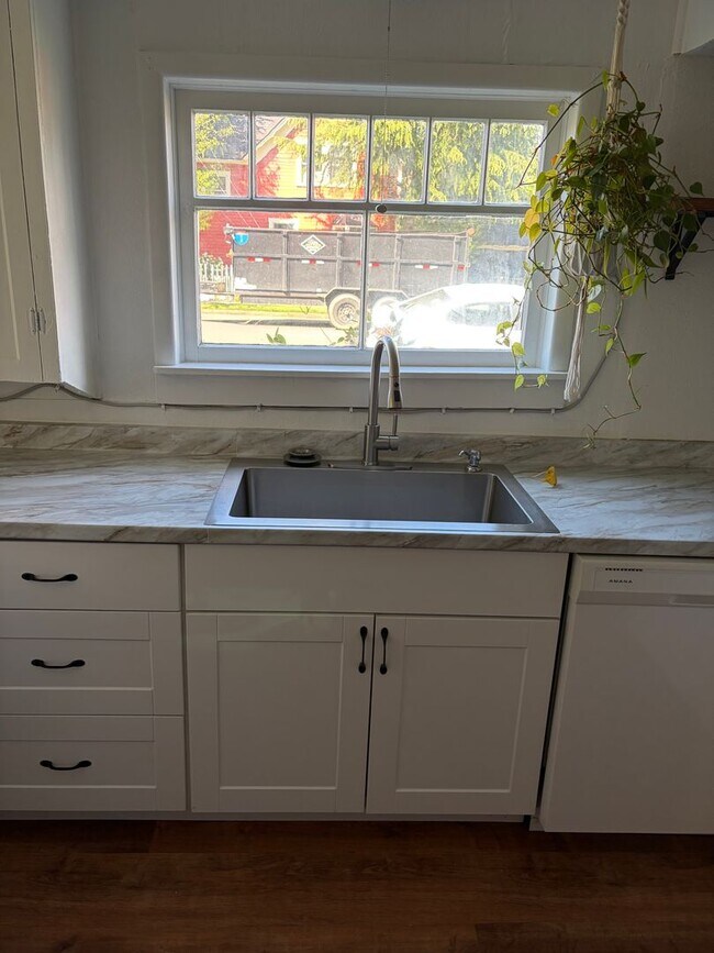 Building Photo - Newly Remodeled Two Bedroom with Sun Room!