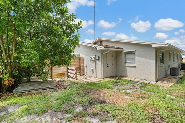 Building Photo - 3317 NE Jeannette Dr