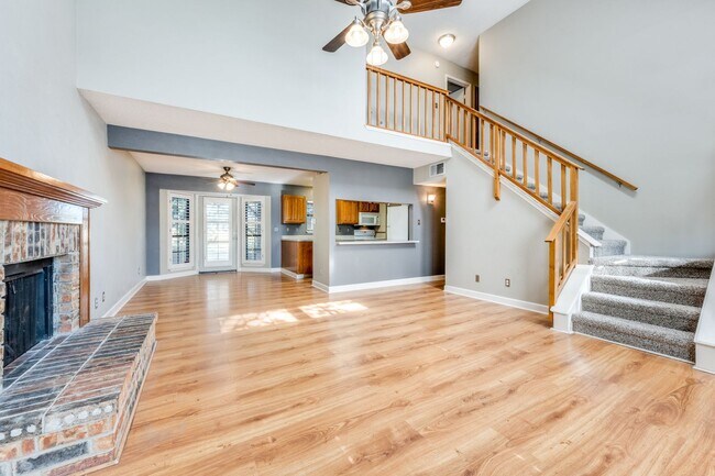 Building Photo - 1925 Parkside Dr