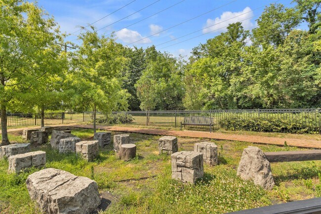 Building Photo - Luxurious 4 Bed 4.5 Bath Brick Townhome In...
