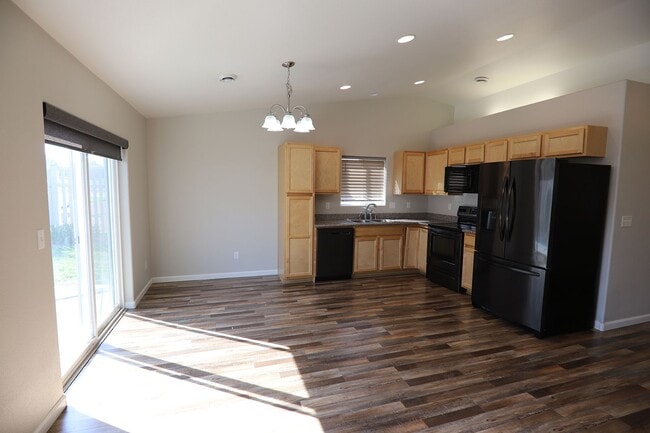 Building Photo - Newer patio home