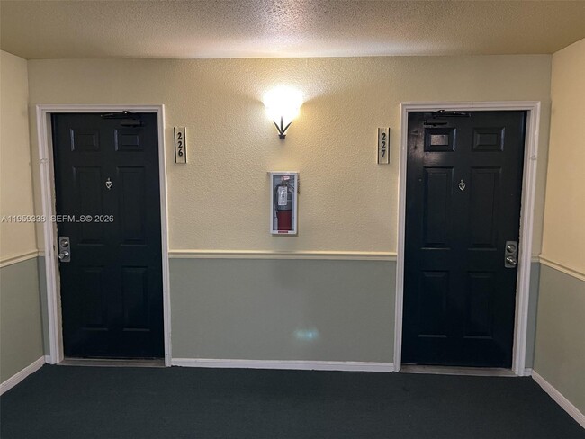 Building Photo - 977 Riverside Dr