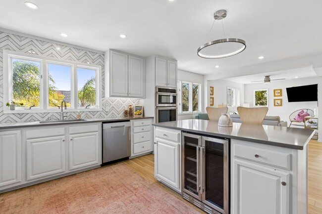 Building Photo - Steps to the Ocean! 3/3, 2198sq', Ocean View, Furnished