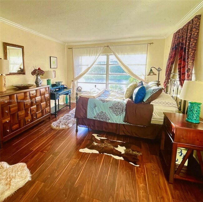 Building Photo - 2801 N Palm Aire Dr