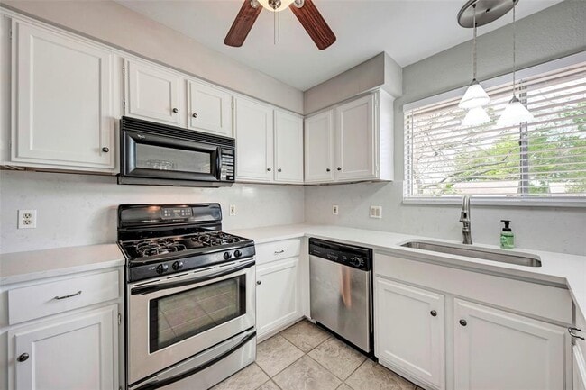 Building Photo - 2804 Sissinghurst Dr