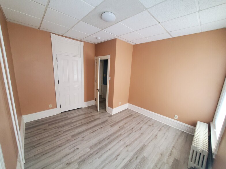 Bdrm - 364 N York St