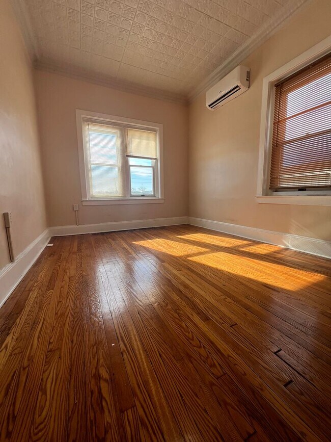 Building Photo - Gorgeous 2-Bedroom Apartment on Main Street! Available NOW!
