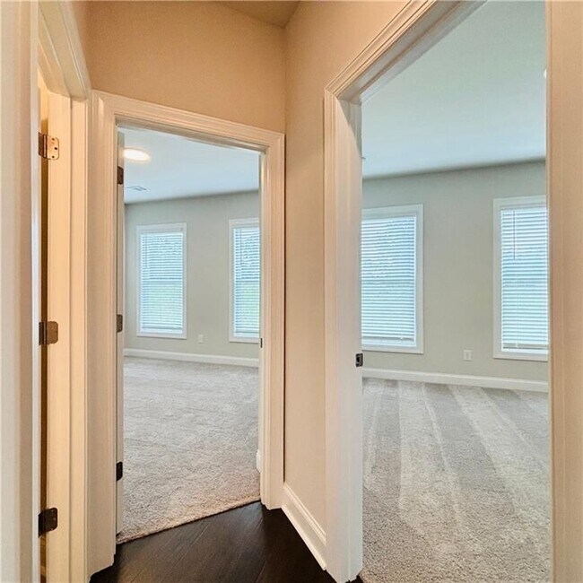 Building Photo - 657 SUMMIT HILL Way