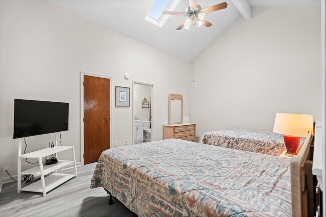 Building Photo - Long Term Furnished Top Floor Condo - 2 bed/2bath with Community Pool