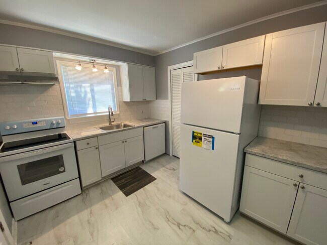 Building Photo - 11 Ilene Pl