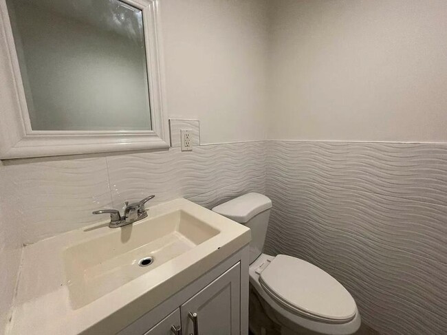 Building Photo - 3 bedroom in JAMAICA NY 11432