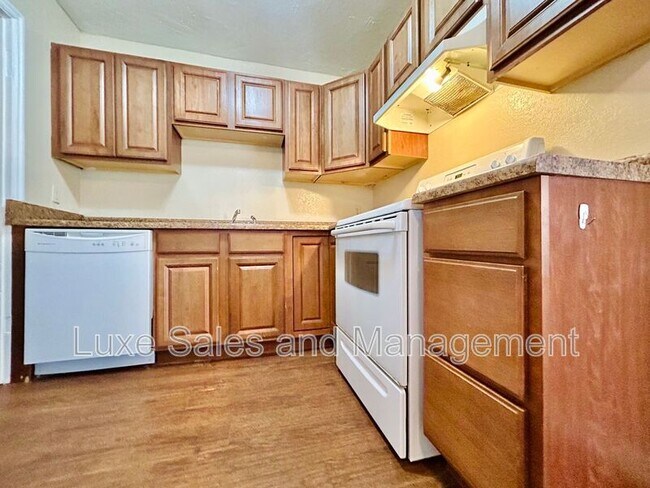 Building Photo - 421 E Showalter Dr