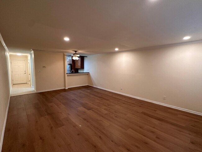 Building Photo - 7178 N Fruit Ave