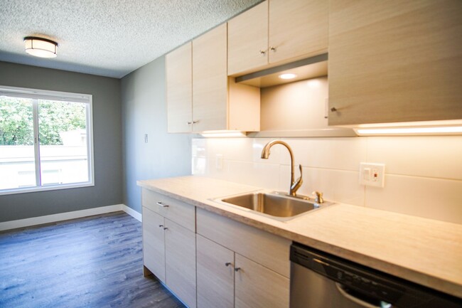 Building Photo - Spring Special: Spacious 2 Bedroom with St...