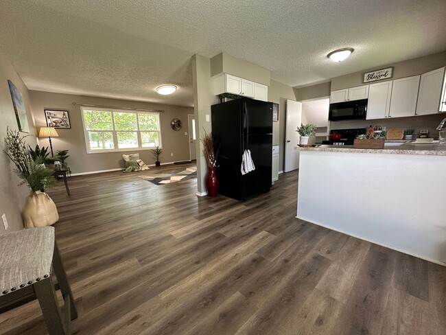 Building Photo - 3 bed, 1 bath home for rent in Maywood edi...