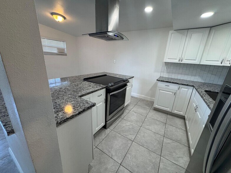 Building Photo - 8715 N Hyaleah Rd