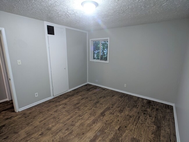 Building Photo - Spacious 3 bed 1 bath ranch style home.