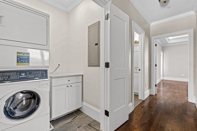 Building Photo - 846 Main St