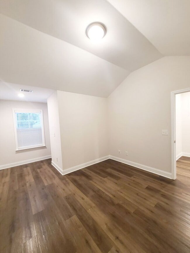Building Photo - Conveniently Located Townhome for Rent. Av...