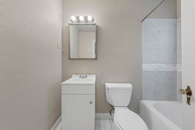 Building Photo - Charming 1-Bed Bungalow with Carport in Central San Antonio – Cozy, Bright, and Move-In Ready!