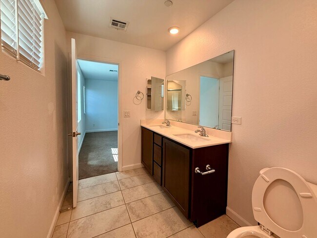 Building Photo - 3 BED 2.5 BATH 2 CAR GARAGE TOWNHOUSE w/ P...