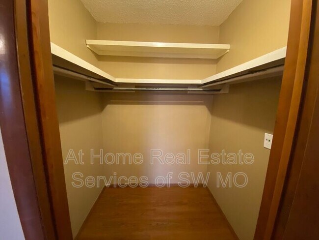 Building Photo - 2862 S Rogers Ave