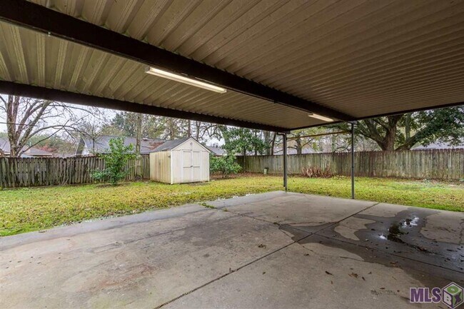 Building Photo - Stylish, Spacious & In a Prime Baton Rouge...