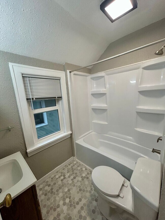 Building Photo - 906 North 6th Ave E