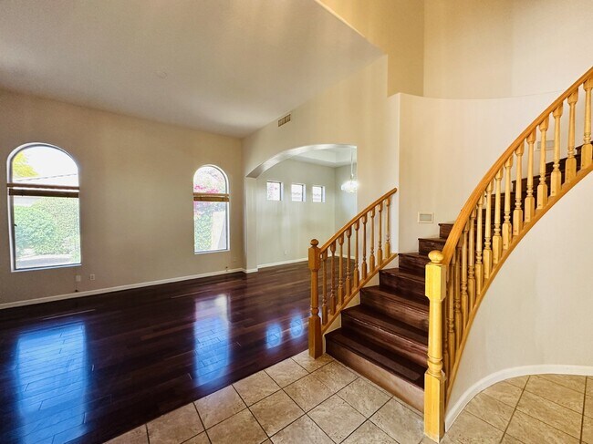 Building Photo - 672 W Raven Dr