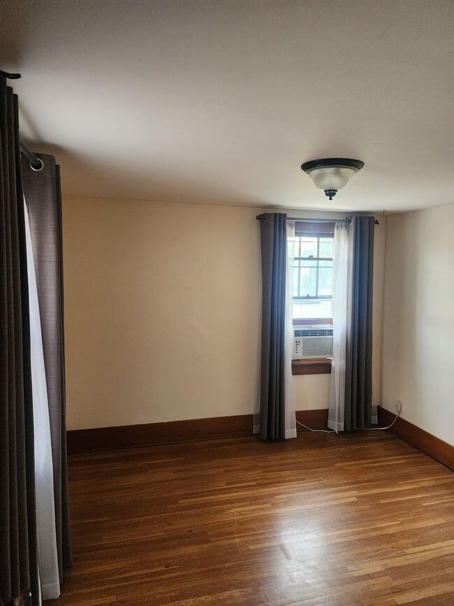 Building Photo - STUNNING 3 BEDROOM SINGLE FAMILY