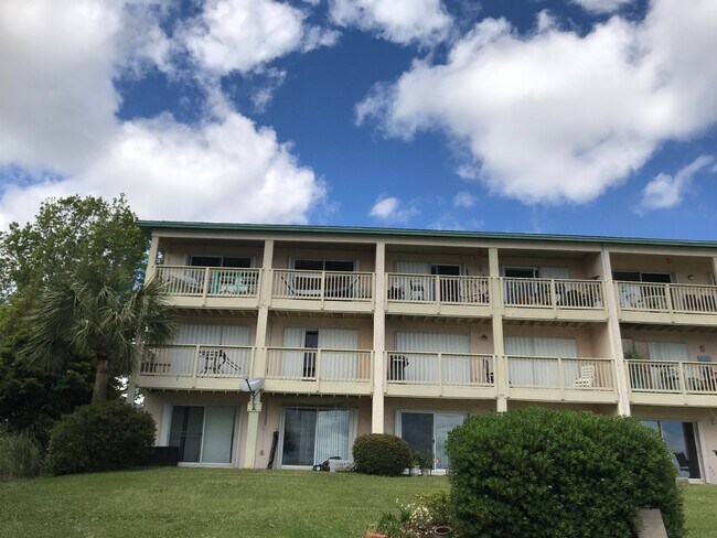 Building Photo - 3/2 1200 SF condo on the Intercoastal West...