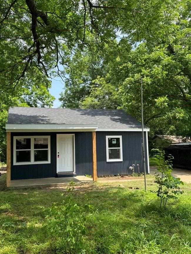 Building Photo - 4 Bedroom 2 Bath With Large Yard