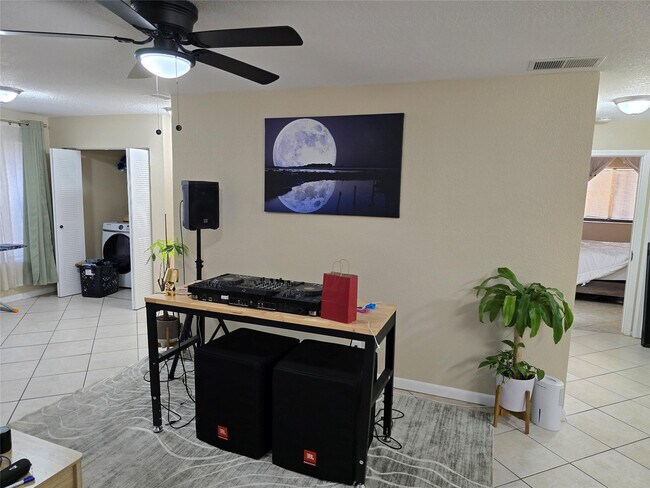 Building Photo - 2846 S University Dr