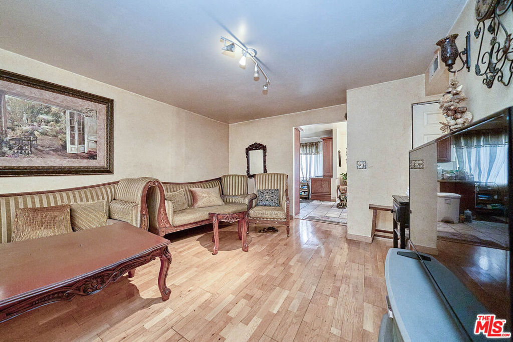 Building Photo - 219 N Isabel St